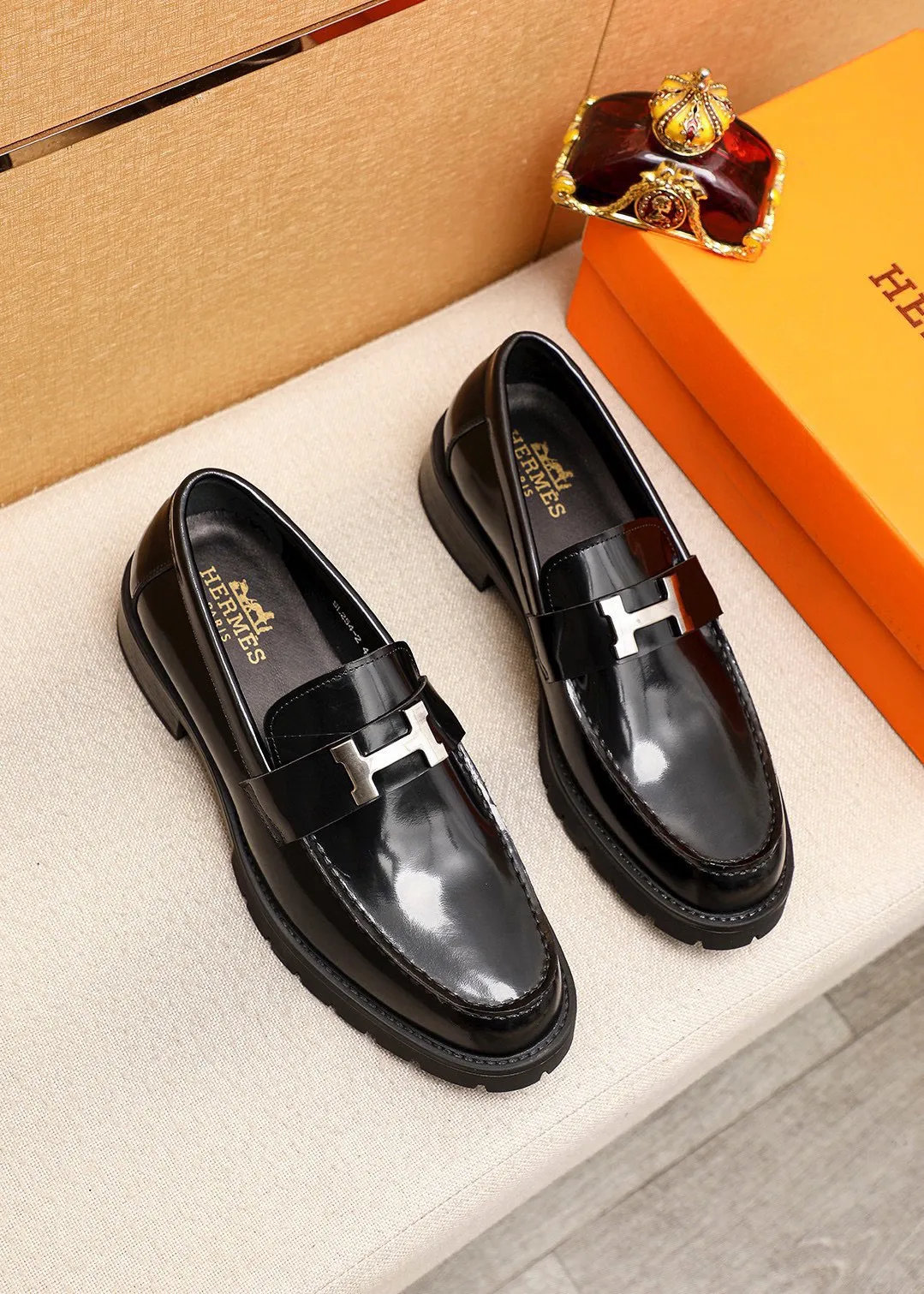 Men's shoes 💰460 💐 Product trademark: HERMES "Hermès" casual leather shoes Regular size: 39-44 (38.45🉑️customized) Product materials: Selected imported first-layer open-edge beaded cowhide upper + classic hardware buckle, imported water-dyed 🐂 cowhide lining. Strong three-dimensional visual effect, non-slip and wear-resistant rubber outsole Color: 1⃣️color optional